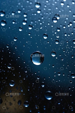 玻璃上的雨滴特写