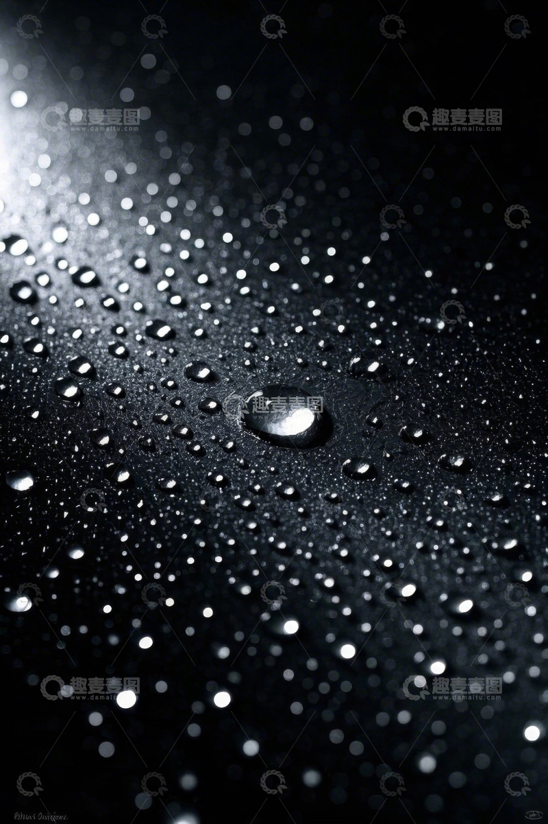 高清大图下载【趣麦麦图】黑色背景上的水滴微距特写