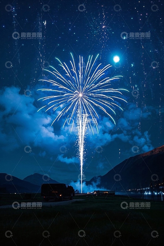 夜空下绽放的烟花与远山景色