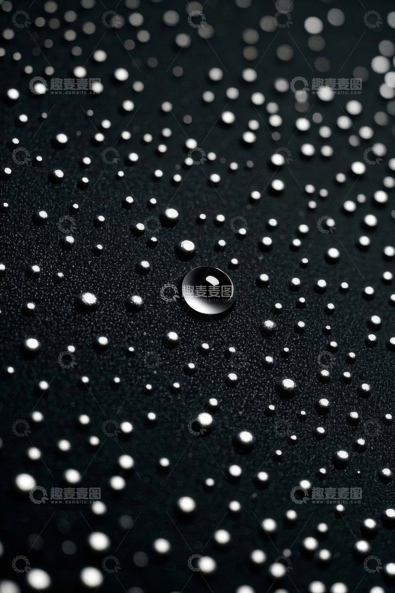高清大图下载【趣麦麦图】黑色背景上的水滴特写