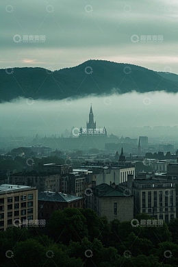云雾笼罩的城市与远山景观