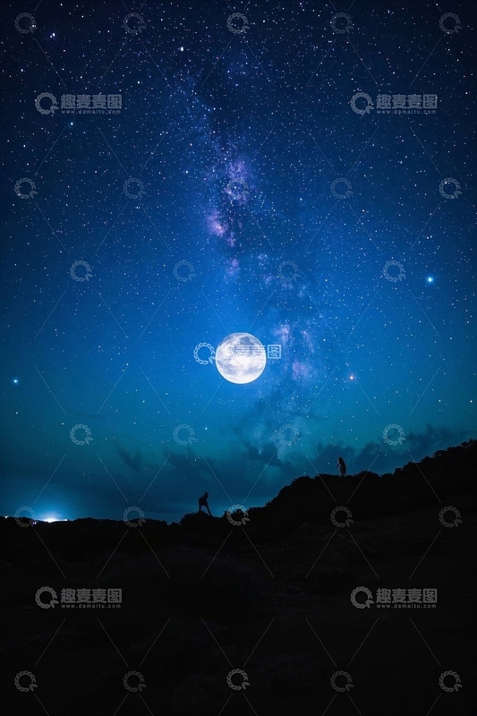 月夜星空下的人物剪影景观