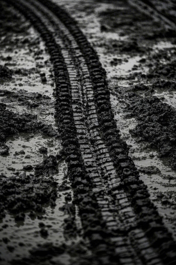 泥泞地面上的轮胎痕迹