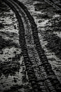 泥泞地面上的轮胎痕迹