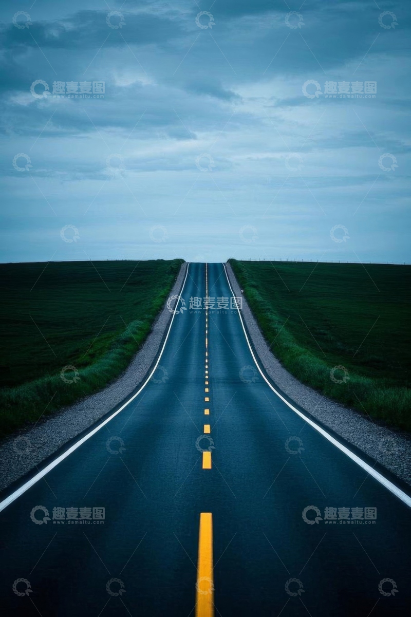 高清大图下载【趣麦麦图】户外草原上的沥青道路