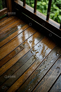 户外木质露台雨后积水画面