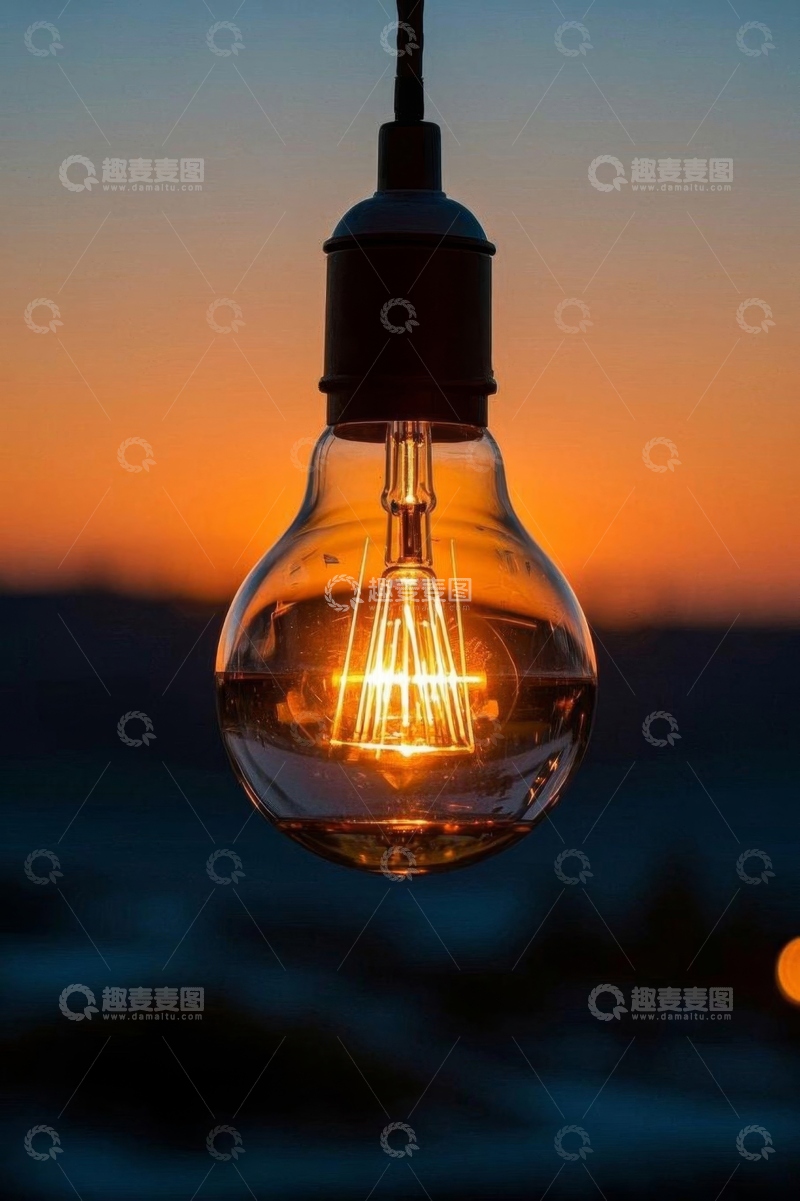 高清大图下载【趣麦麦图】夕阳下发光的复古灯泡