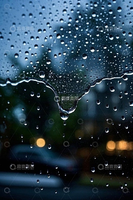 玻璃窗上的雨滴特写
