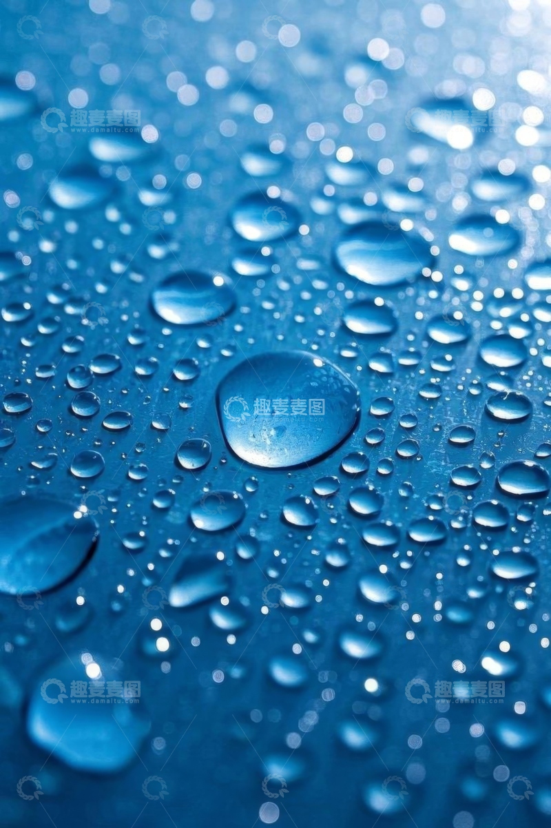 高清大图下载【趣麦麦图】蓝色背景上的水滴特写