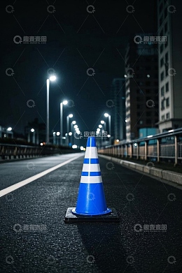 夜晚道路上的交通锥