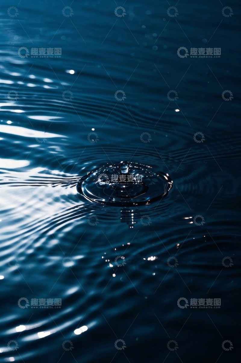 高清大图下载【趣麦麦图】水滴落入蓝色水面特写