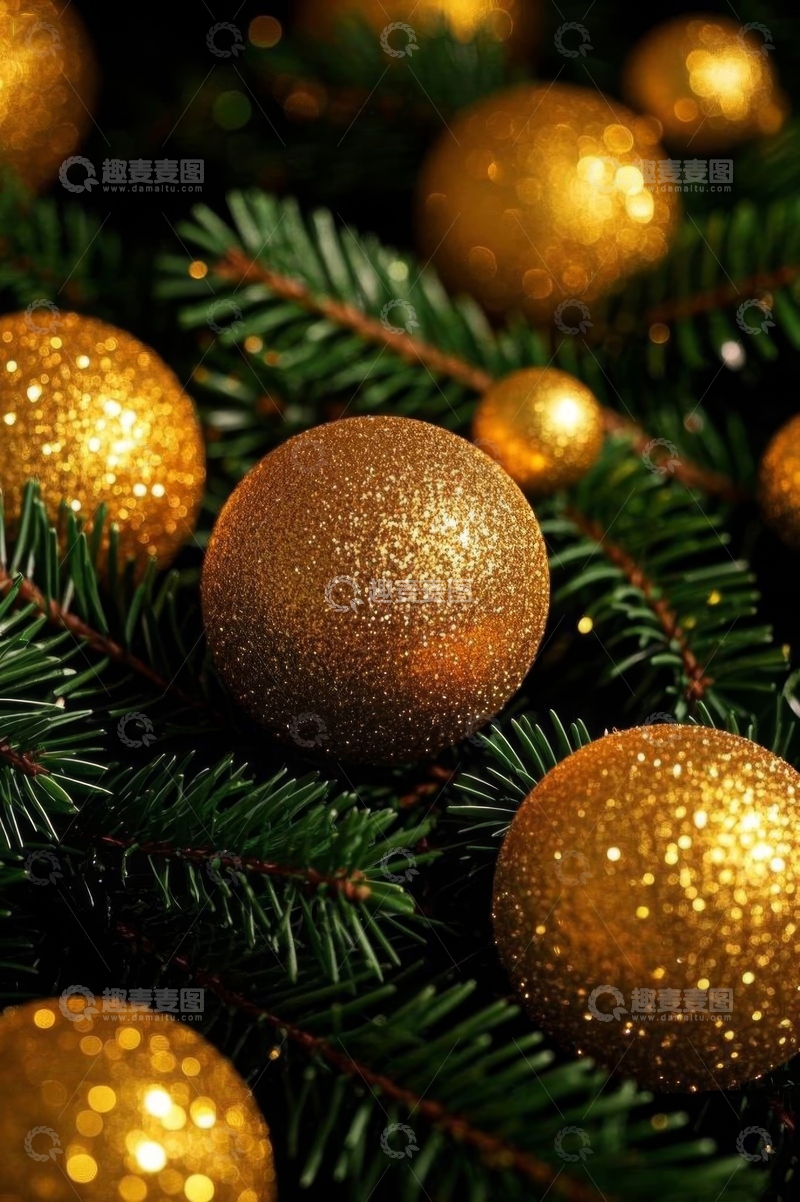 高清大图下载【趣麦麦图】圣诞树上的金色装饰球特写