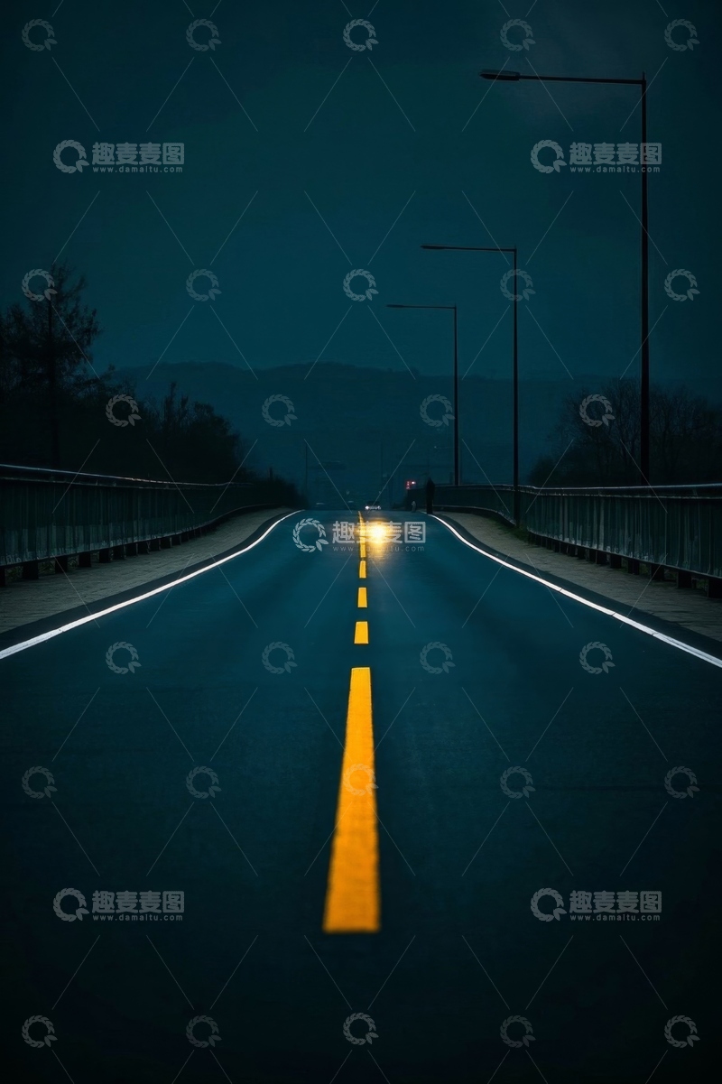 高清大图下载【趣麦麦图】夜晚空旷道路与路灯