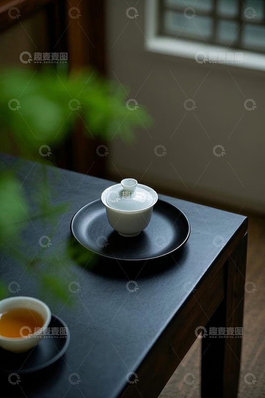 中式茶具置于室内桌台