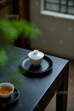 中式茶具置于室内桌台