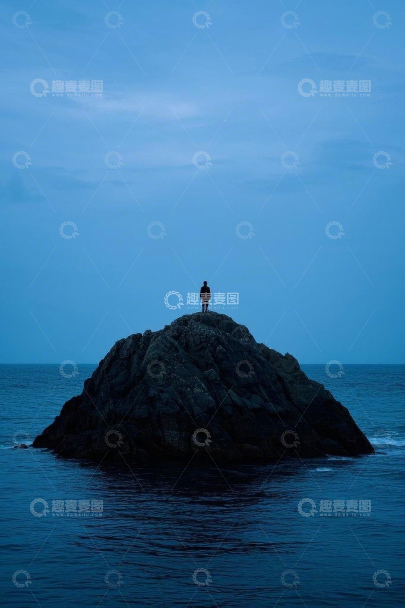 高清大图下载【趣麦麦图】人站立于海中岩石上的场景