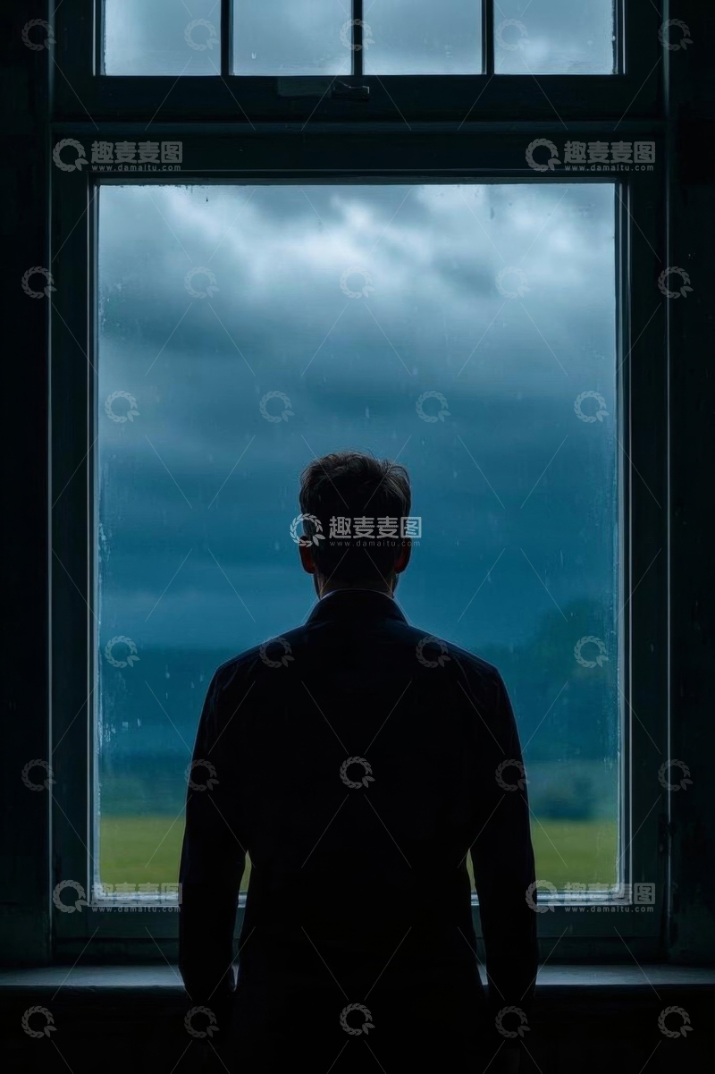 高清大图下载【趣麦麦图】男人窗前背对眺望阴雨天景