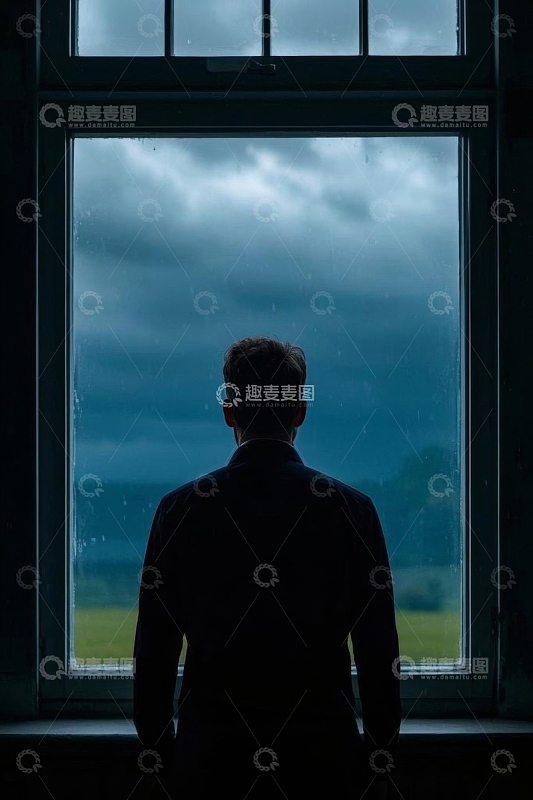 男人窗前背对眺望阴雨天景