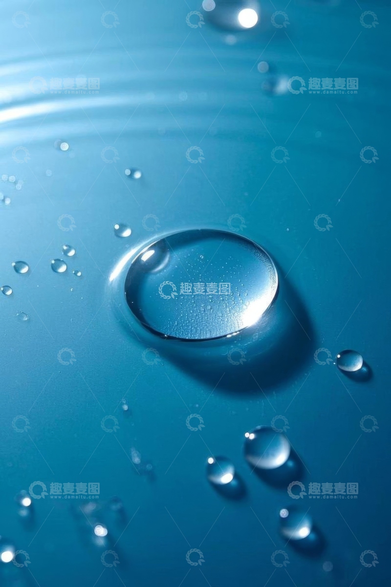 高清大图下载【趣麦麦图】蓝色背景上的水滴特写