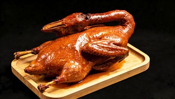 色泽诱人的酱板鸭酱鸭
