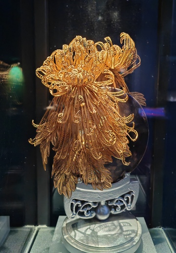 金色华丽头饰艺术品展示