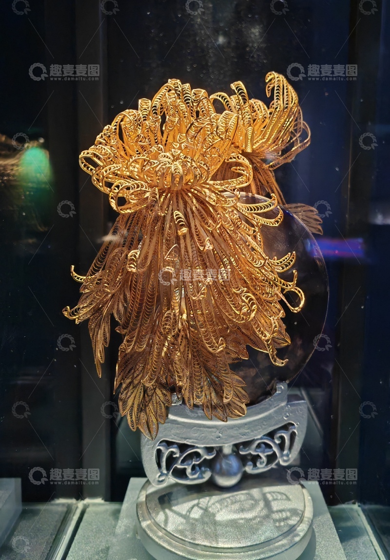 高清大图下载【趣麦麦图】金色华丽头饰艺术品展示