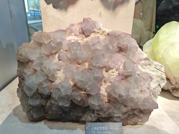 粉色水晶矿石标本展示