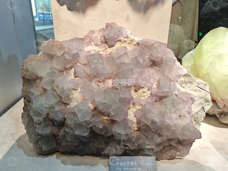 高清大图下载【趣麦麦图】粉色水晶矿石标本展示