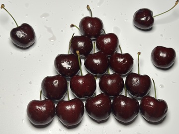 樱桃特写水珠新鲜食材摄影