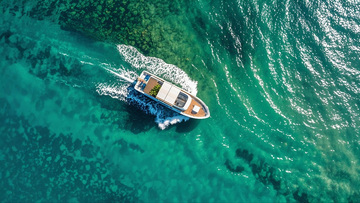 高空俯瞰游艇航行海洋风光