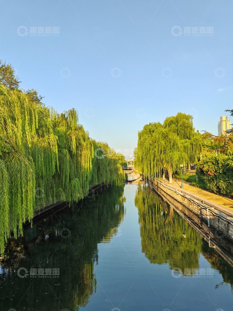 高清大图下载【趣麦麦图】柳岸水道风景画
