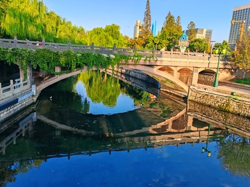 古桥流水城市风光