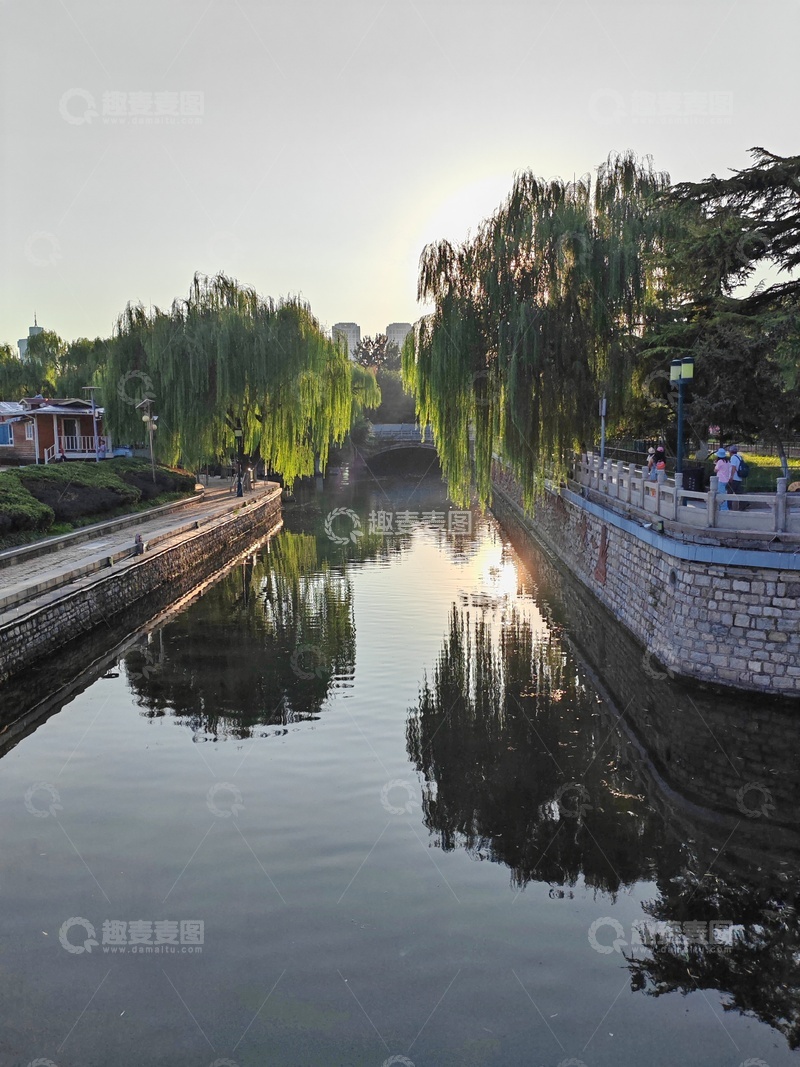 高清大图下载【趣麦麦图】河畔柳影落日风光