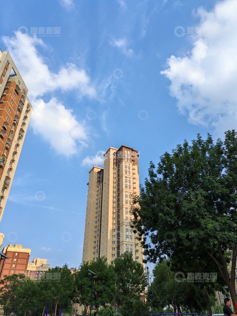 高清大图下载【趣麦麦图】城市高楼蓝天绿树风光
