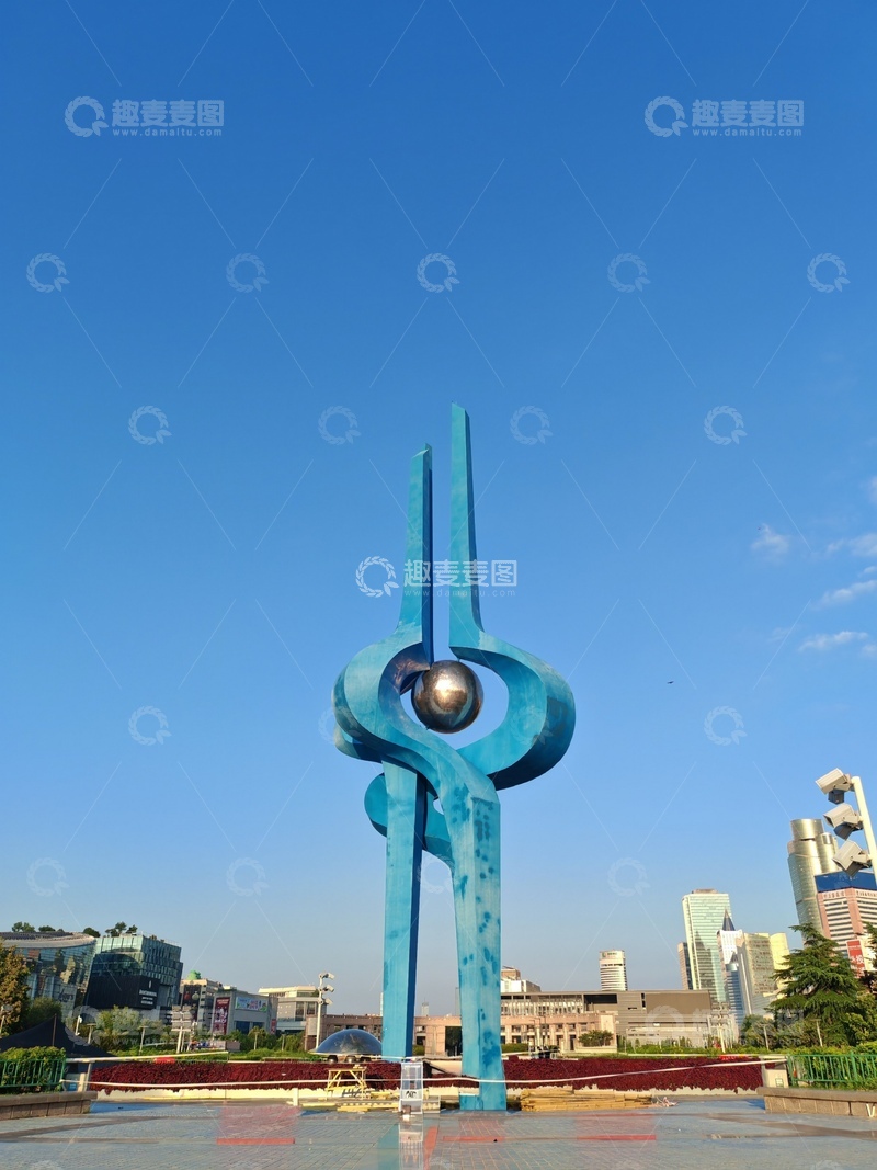 高清大图下载【趣麦麦图】城市广场蓝色现代雕塑