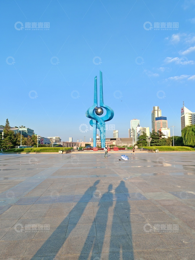 高清大图下载【趣麦麦图】城市广场蓝色雕塑景观