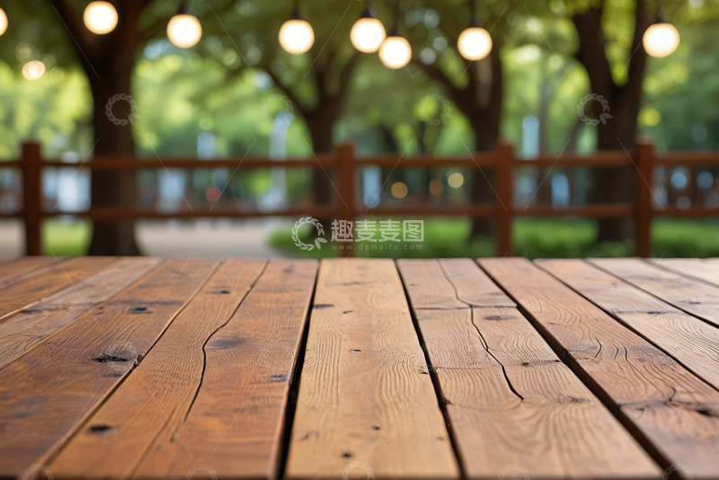 高清大图下载【趣麦麦图】户外木质桌子与自然背景