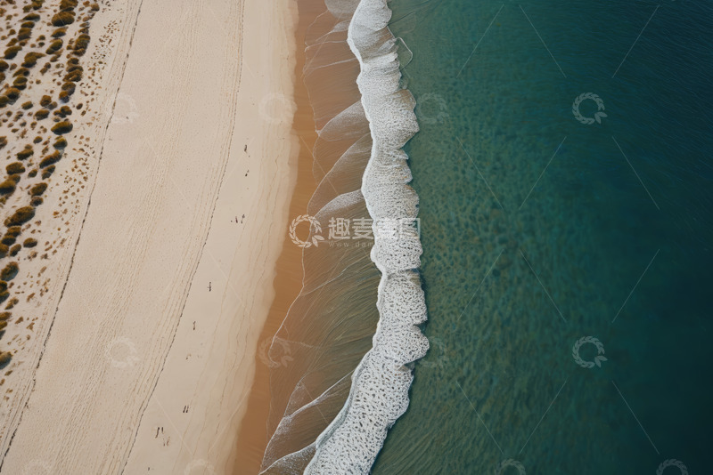 高清大图下载【趣麦麦图】俯瞰海滩海浪拍打沙滩画面