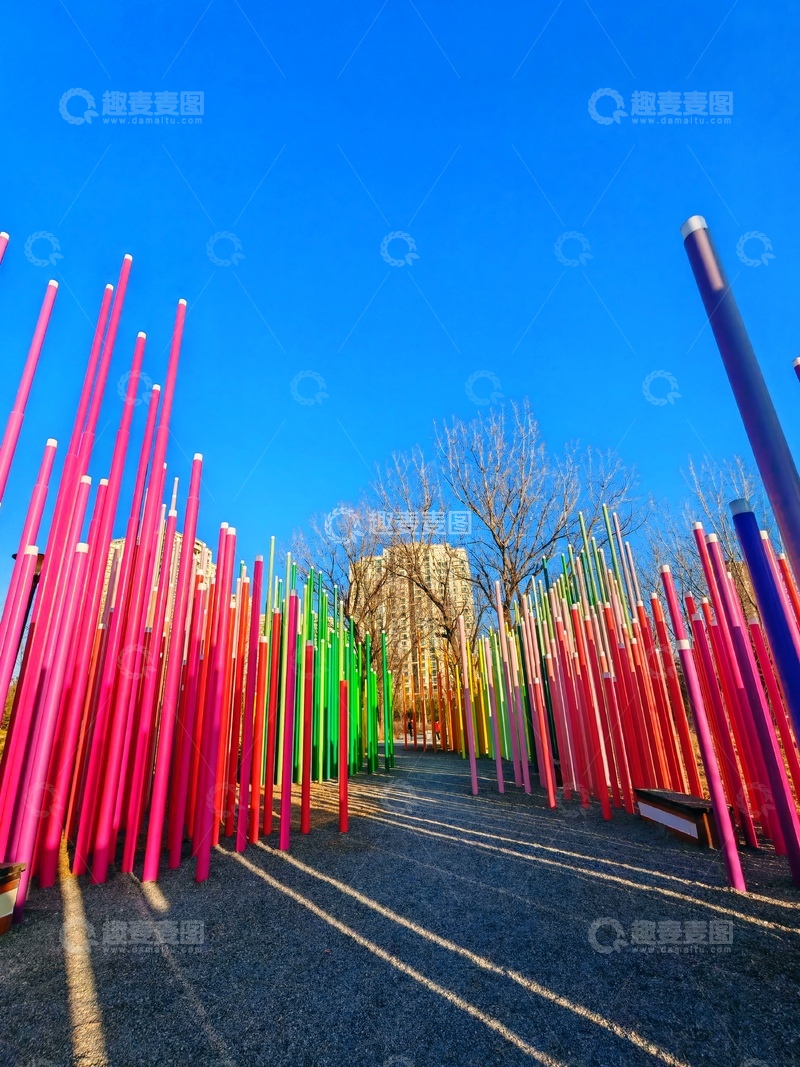 高清大图下载【趣麦麦图】色彩斑斓装置艺术户外景观