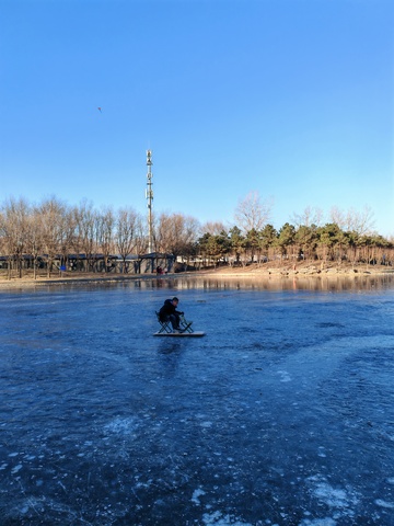 冬日冰上滑行乐趣