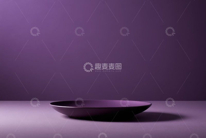 高清大图下载【趣麦麦图】紫色背景下的圆形餐盘