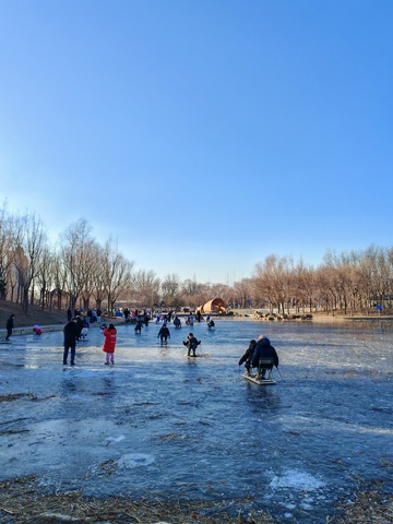 冬日湖面滑冰乐趣多