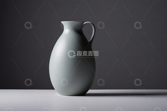 灰白背景陶瓷水壶静物展示