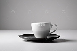 白色马克杯与黑色托盘静物