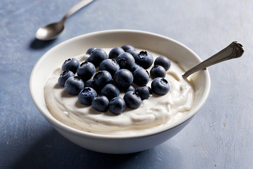 碗装蓝莓酸奶静物特写