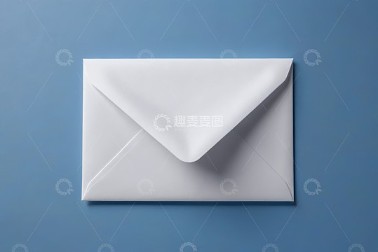 蓝色背景上的白色信封