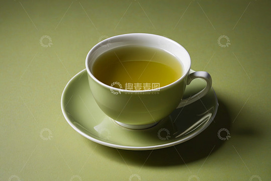 绿色杯碟中的热饮