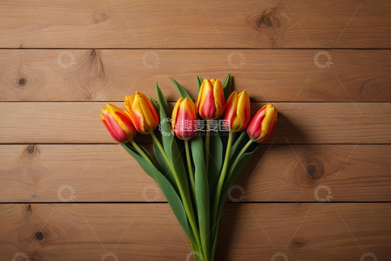 高清大图下载【趣麦麦图】木质背景上的红黄郁金香花束