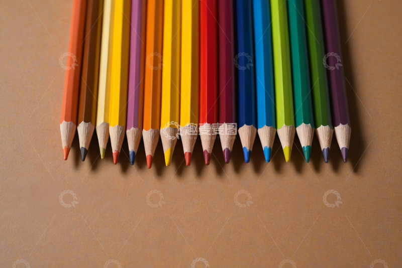 高清大图下载【趣麦麦图】整齐排列的彩色铅笔