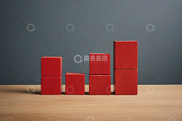 红色积木柱状排列展示